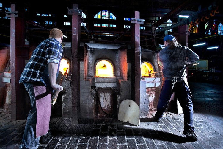 Gathering molten glass on the blowpipe.


NOTE: These images of the making of LambertsGlas® appear courtesy Glasshütte Lamberts of Germany.