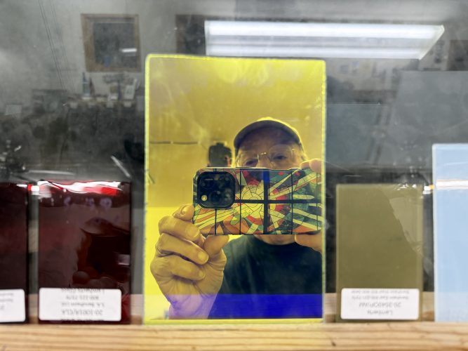 In front-lighting, DICHROIC GLASS becomes a golden mirror, reminiscent of the 